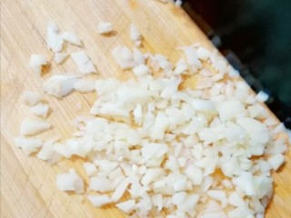 1、蒜蓉粉丝蒸茄子,蒜切末备用