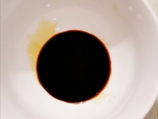 2、蒜蓉粉丝蒸茄子,生抽两小勺