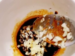 3、蒜蓉粉丝蒸茄子,一小勺蒜末