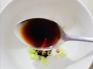 4、蒜蓉粉丝蒸茄子,两小勺生抽