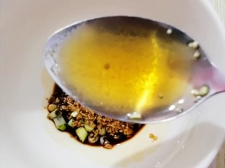 7、蒜蓉粉丝蒸茄子,一小勺香油