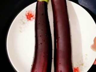 9、蒜蓉粉丝蒸茄子,茄子洗净，放入蒸锅里