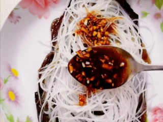 13、蒜蓉粉丝蒸茄子,放上粉丝，浇上调好的汁
