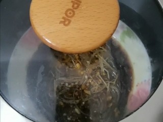 14、蒜蓉粉丝蒸茄子,盖上盖，蒸七分钟