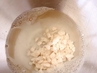 1、老面大碱馒头,干老面用水泡一晚上