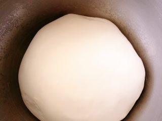 4、老面大碱馒头,揉成光滑的面团发酵两倍大，天气暖和7-8个小时