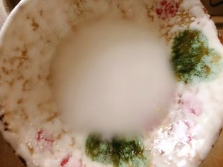 8、老面大碱馒头,兑一点水搅拌均匀