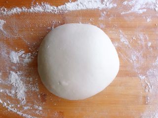 9、老面大碱馒头,一点点把碱水揉面里，一般一斤面两克碱，根据面发的酸度放碱，酸度大就多放点碱