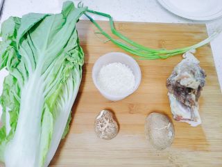 1、香菇腊肉蔬菜粥,食材如图，香菇可以换成干香菇，腊肉可以换成瘦肉， 蔬菜任意选一种。