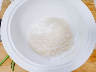 2、香菇腊肉蔬菜粥,米最多洗两遍，不要超过两遍，因为是熬粥，洗太多了，粥就不粘稠，我舀了大半杯的米。