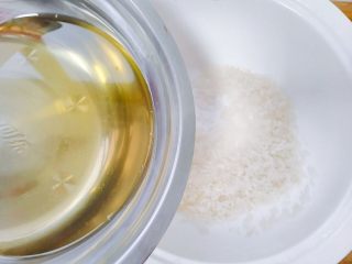 3、香菇腊肉蔬菜粥, 大米里面加油，一点点。