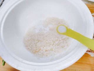 4、香菇腊肉蔬菜粥, 接着加盐，更是一点点，差不多1/4茶匙。