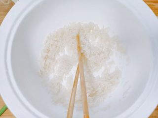 5、香菇腊肉蔬菜粥,搅拌均匀，然后腌制20分钟。