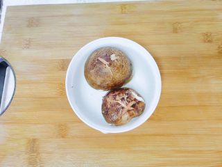 6、香菇腊肉蔬菜粥,新鲜的香菇，泡水5分钟左右，然后洗干净。如果是干香菇，用温水泡半个小时。