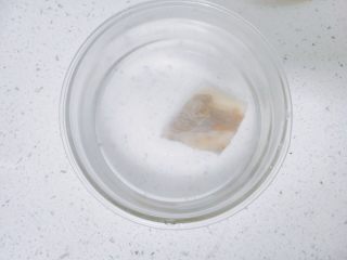 7、香菇腊肉蔬菜粥,我是刚从冰箱里拿出来的腊肉，因为时间上等不及，没法让它自然解冻，所以直接拿开水泡了。