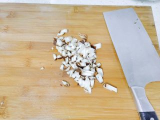 8、香菇腊肉蔬菜粥,香菇去蒂，然后切成丁。