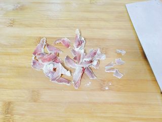 9、香菇腊肉蔬菜粥,腊肉泡软之后，再冲洗干净，然后切片。