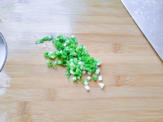 11、香菇腊肉蔬菜粥,小葱洗干净，然后切葱花。