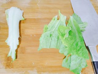 10、香菇腊肉蔬菜粥,菜叶子和菜帮子分开，根据食用的人，切成合适的大小。如果给小孩子吃，就只要菜叶子，并且要切得很碎很碎。