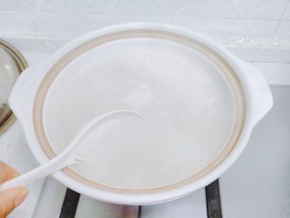 12、香菇腊肉蔬菜粥,腌好的大米倒入炖锅，加水搅拌，大火烧开。这个时候一定要用勺子，把锅底刮一刮，因为有米粒粘到锅底。然后转小火，加盖继续煮，中间记得搅拌，防止粘锅。