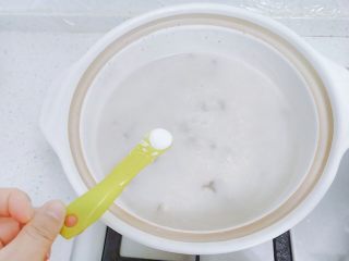 15、香菇腊肉蔬菜粥,腊肉的香味飘出来之后，尝一下味道。淡了就加盐，咸了就加热水，不能加冷水。如果要放菜帮子，那就这个时候加。搅动，继续小火煮。