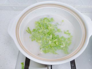 16、香菇腊肉蔬菜粥,汤汁变得浓稠，就已经要准备出锅了，这个时候可以加菜叶子。还是从下往上翻动，有种往上浇汤汁的感觉。