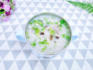 17、香菇腊肉蔬菜粥,菜叶子断生之后就可以把粥盛出来了，然后再撒上葱花，香喷喷的香菇腊肉蔬菜粥就做好了。