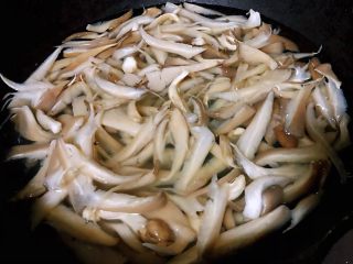 3、#冬日暖心菜#平菇炒鸡蛋,锅中烧开水放入平菇焯水2分钟即可