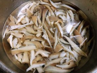 4、#冬日暖心菜#平菇炒鸡蛋,焯好水的平菇立即放入冷水中过凉再沥干水份