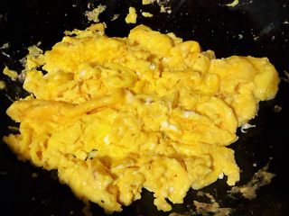 7、#冬日暖心菜#平菇炒鸡蛋,鸡蛋炒至六成熟成型