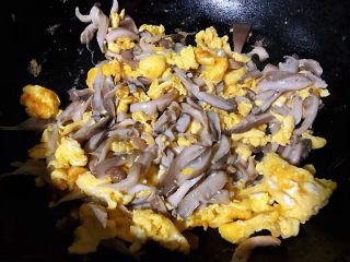 8、#冬日暖心菜#平菇炒鸡蛋,放入平菇中火翻炒