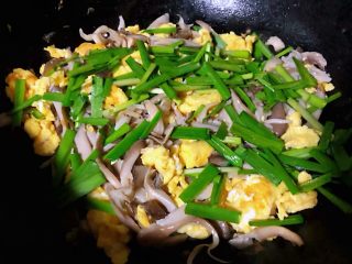 9、#冬日暖心菜#平菇炒鸡蛋,放入盐最后放入韭菜段翻炒入味均匀即可出锅享用
