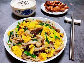 11、#冬日暖心菜#平菇炒鸡蛋,搭配米饭、卤鸭肚一起吃超级棒