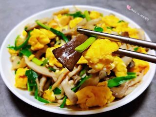 14、#冬日暖心菜#平菇炒鸡蛋,平菇入口鲜嫩爽口混合着鸡蛋一起比吃肉都香