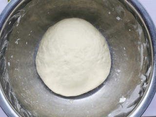 5、韭菜猪肉鸡蛋包子,和成稍软的面团。