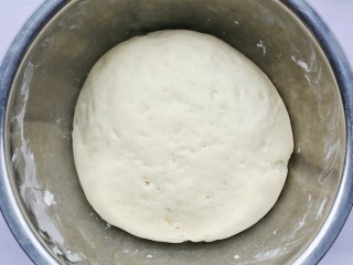 6、韭菜猪肉鸡蛋包子,放到温暖处发酵至2倍大再进行第二次发酵。