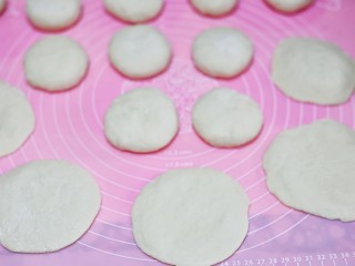 14、韭菜猪肉鸡蛋包子,将剂子按扁擀成圆片。