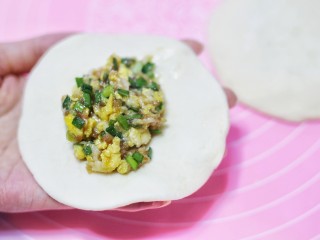 15、韭菜猪肉鸡蛋包子,中间包入馅料。