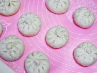 16、韭菜猪肉鸡蛋包子,包成包子。