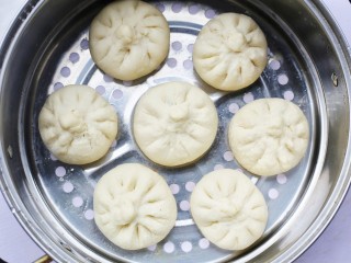 17、韭菜猪肉鸡蛋包子,锅中放入清水，冷水上锅放入包子大火蒸熟，关火后焖5分钟，再揭盖子。