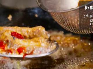 7、椒盐排骨＆饭爷辣酱烧茄子 ,待排骨炸至金黄色沥油捞出