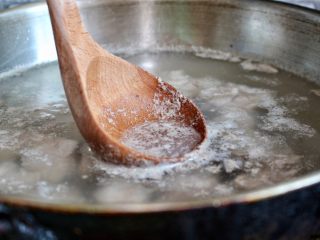 3、排骨面,撇去浮末，排骨捞出沥干