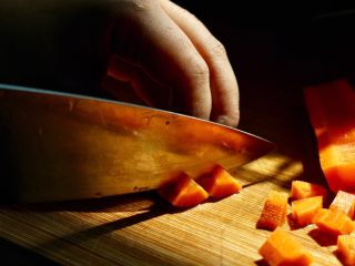 7、排骨面,胡萝卜切丁，备用