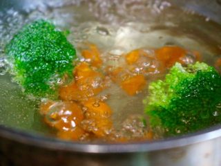 8、排骨面,锅中加水倒入少许油和盐，放入西兰花和胡萝卜，焯水后捞出即可