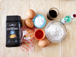 1、咖啡小蛋糕,准备好所有食材备用，柠檬汁可以换成白醋，朗姆酒也可以不放。