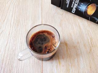 3、咖啡小蛋糕,然后用热水把咖啡粉给冲化了。放凉备用。