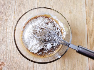 6、咖啡小蛋糕,最后把面粉筛进去，打蛋器一字形搅拌至细腻。