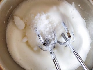 8、咖啡小蛋糕,继续打发到细腻有纹路。加入第二个1/3细砂糖！