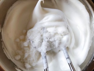 9、咖啡小蛋糕,继续打发到小弯钩状态，也就是湿性发泡。加最后一次。