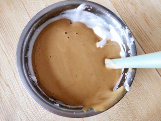 12、咖啡小蛋糕,然后再倒回蛋白霜之内，上下翻拌匀。